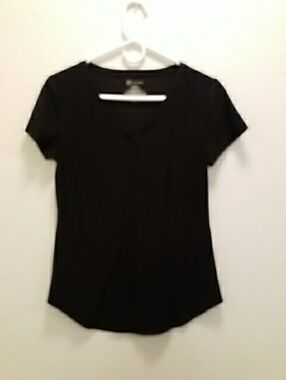 No Boundaries Black V-Neck Short Sleeve Tee